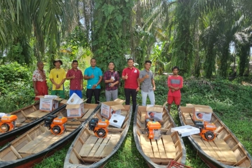 Bantu Nelayan, Korporasi Sawit Serahkan Perahu Mesin